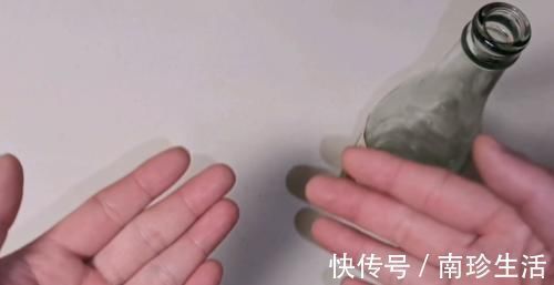 赶紧把白醋倒在手心搓一搓，真的太厉害了，活了20年才知道！