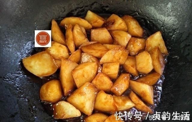 小面姨|土豆新吃法，这么做简单又美味，比肉都好吃，做一盘，上桌就光盘