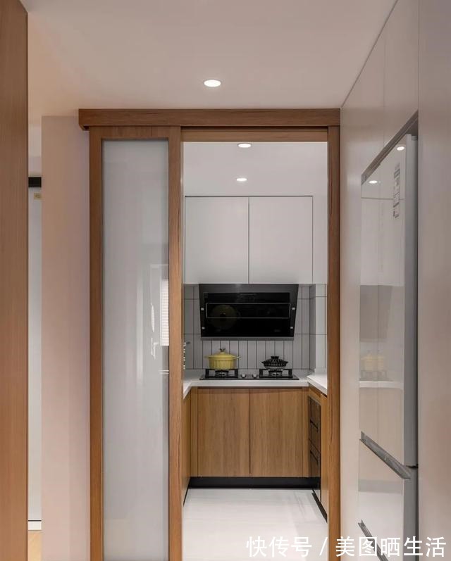 洗衣机|68平的精致两居室，独居小妹妹真懂生活，双面柜的设计非常巧妙！