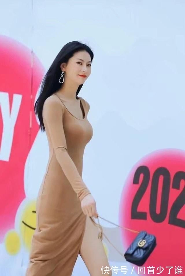 卡其色|姐姐一定是人群C位,裙子开叉高到不敢看,被强大的气场震慑住