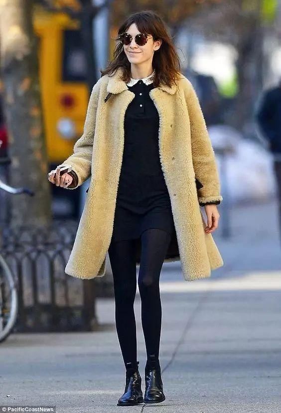 这三款平底鞋配大衣，经典又时髦，绝对是气场十足！