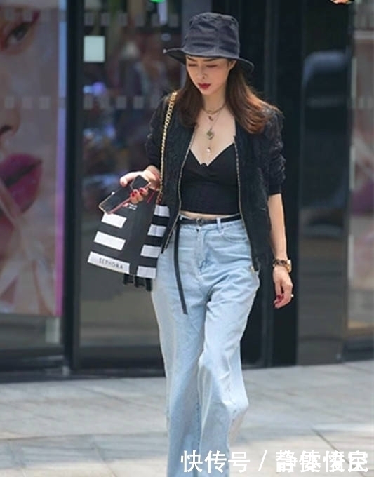美女的优雅穿搭,牛仔裤展示秀丽身材,时尚可人充满精致感