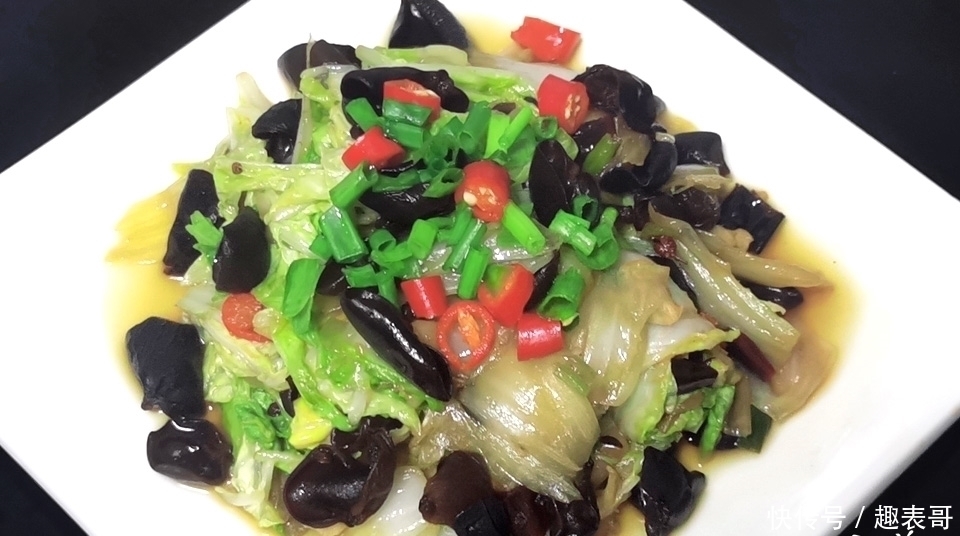 黑木耳|晚餐，最近爱上这道家常菜，酸辣爽口，隔天吃1次，肚子平肤色好