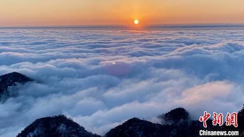 云瀑卷过三清山群峰|三清山雪后初晴 云涌雪峰瑰丽多姿