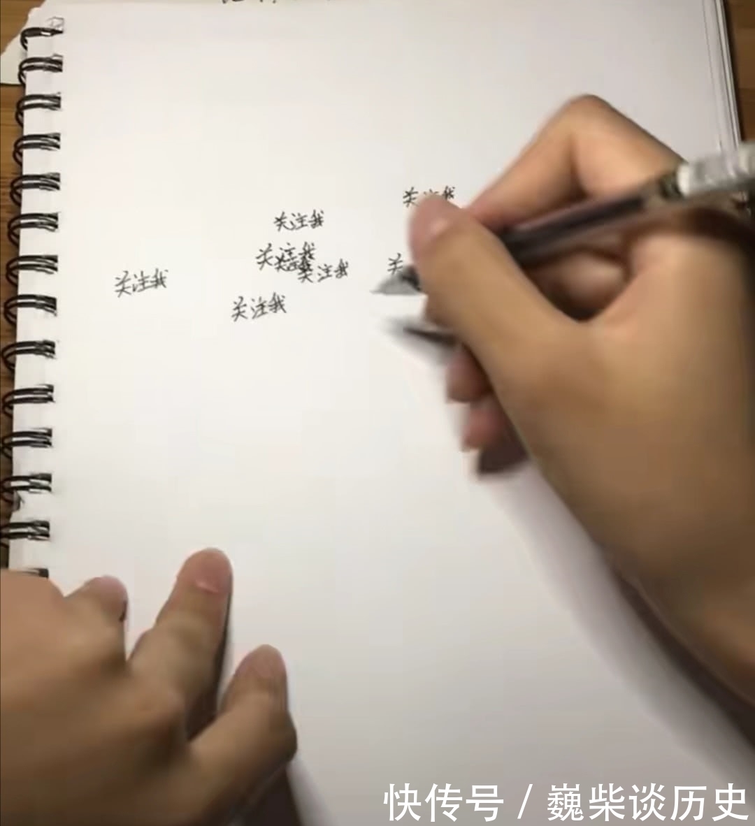 美术生纸上写“关注我”,开始:还以为画草帽子,结尾:被马蜂蛰的路飞?