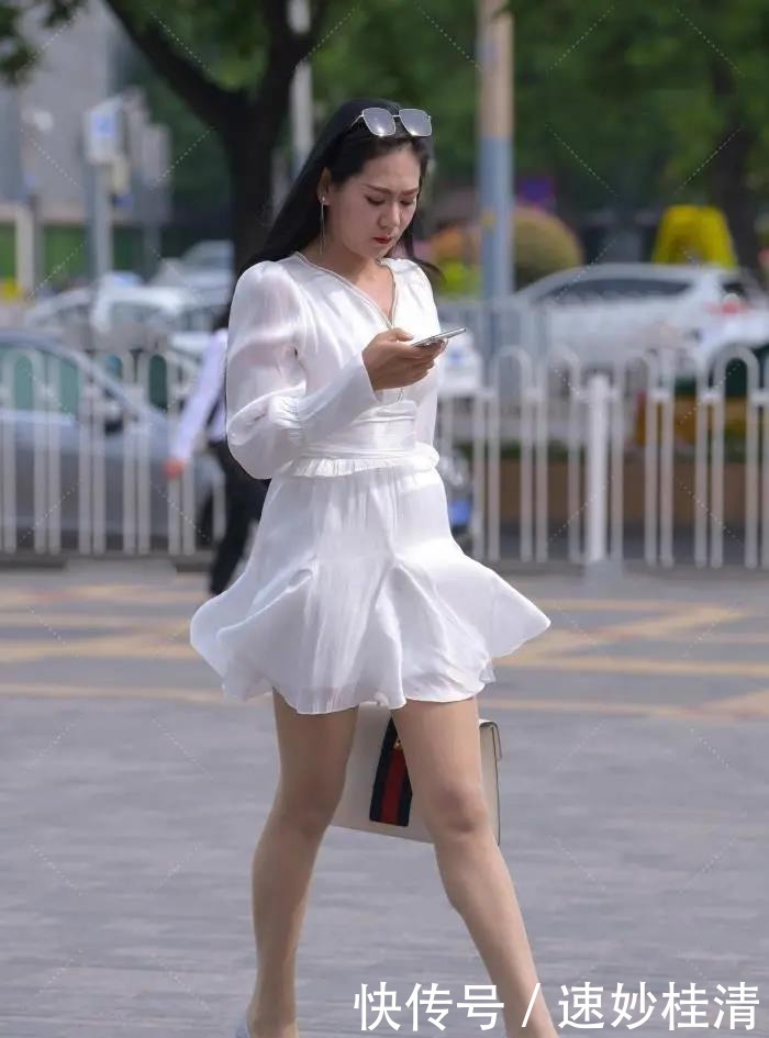 连衣裙|成熟女性独具风韵，再搭配飘逸的纯白连衣裙，更添优雅精致