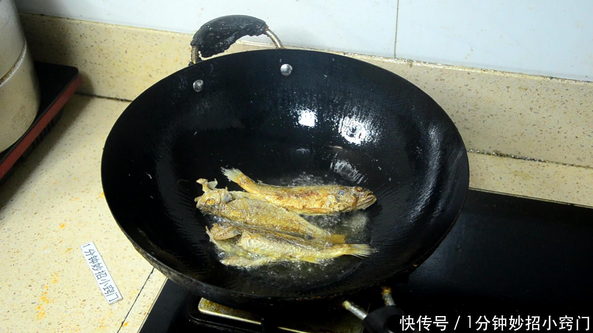 煎鱼|煎鱼时,直接下锅煎是大错!大厨教你一招,不粘锅不掉皮