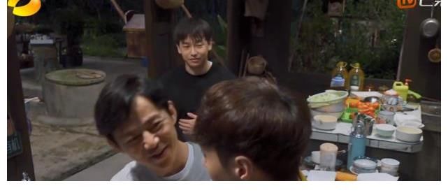 金靖|张艺兴做5道菜8个人不够吃，彭彭帮忙被忽视，黄磊夸赞背后是偏爱