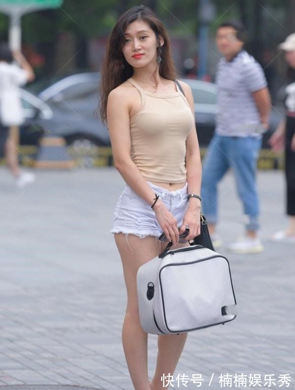 牛仔裤 简单的搭配往往会让你美丽,吊带衬衫和牛仔裤,漂亮迷人!