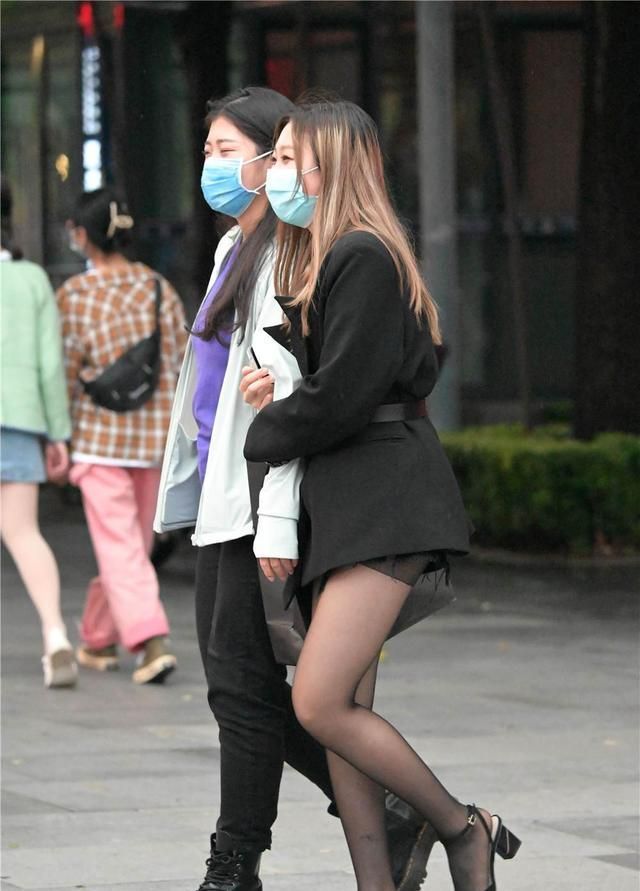 高跟鞋 深秋时节,很多美女会搭配黑色丝袜,还是选择高跟鞋更精致