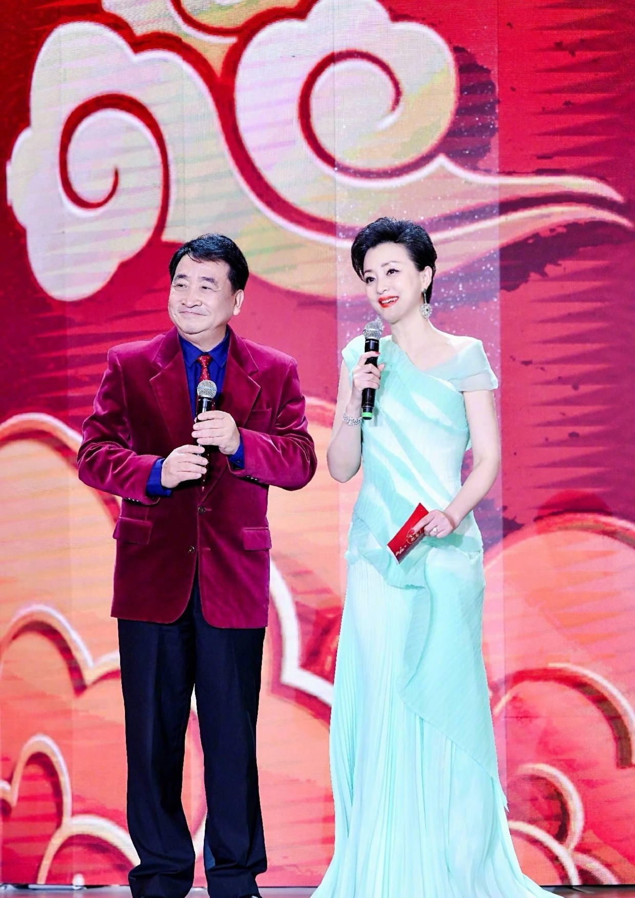 洋气|杨澜:腹有诗书气自华,一袭黑色斜肩连衣裙高级洋气,气质端庄