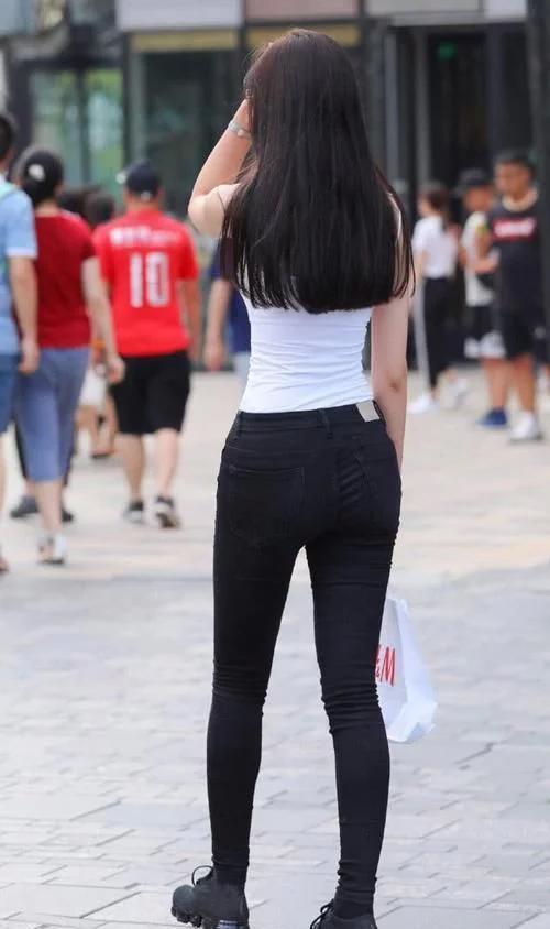辣妈|街拍美女:气质辣妈黑白配穿搭清凉出街,大长腿抢镜,女神范十足