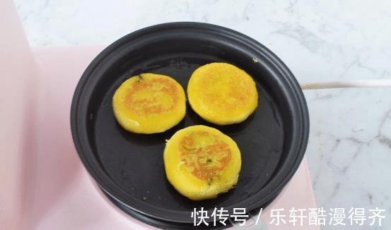 好吃|甜香滋养，无油紫米馅南瓜饼，制作简单还好吃