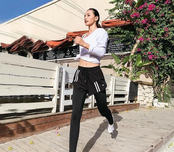 女人再美, 也要一条外穿“紧身裤”, 瞧下图, 那叫一个迷人