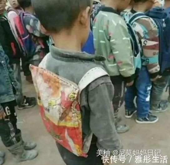 自制|两个贫穷家庭的“自制书包”，一个让孩子自信，一个让孩子自卑