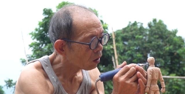 爷爷|72岁爷爷自制“暴龙兽”手办,看手就知道,这位大佬不一般