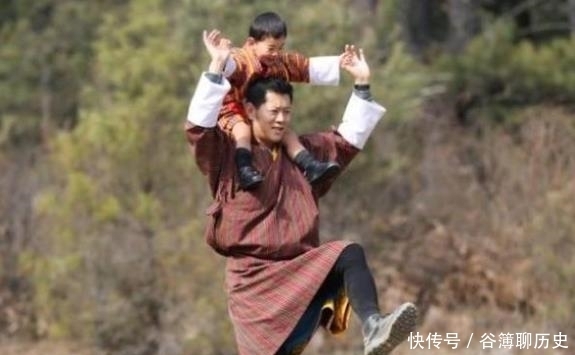 不丹|4岁龙太子好受宠！被不丹国王扛在肩上，呆萌样子逗笑高冷王后