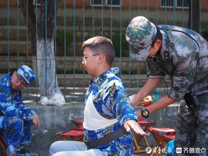 新生|学习战场急救包扎，山师大新生军训新课