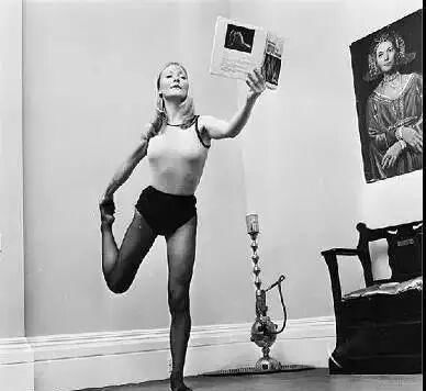 时髦|阔腿裤大势已去！流行的“瑜伽裤”，百搭显瘦又时髦