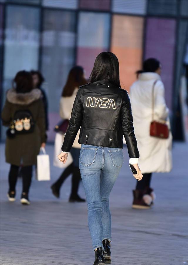 牛仔裤|紧身牛仔裤搭配皮夹克, 穿着平地短靴, 有身材的美更自信
