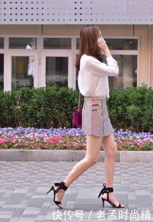 最火|白色透薄长袖的美女,这是今年最火的闪光裙吗