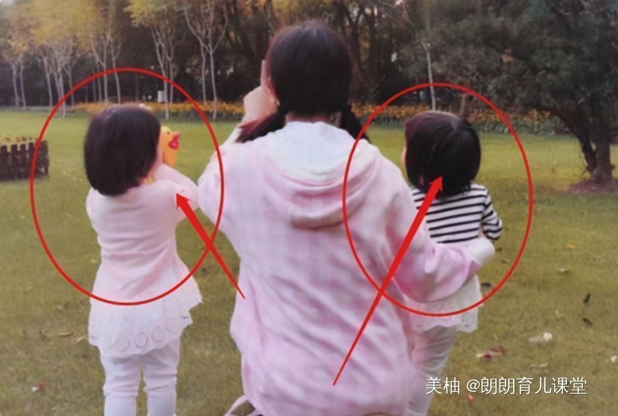 多胞胎|爸爸接孩子放学迟到了,三胞胎女儿扔书包抗议,门卫大爷被逗笑了