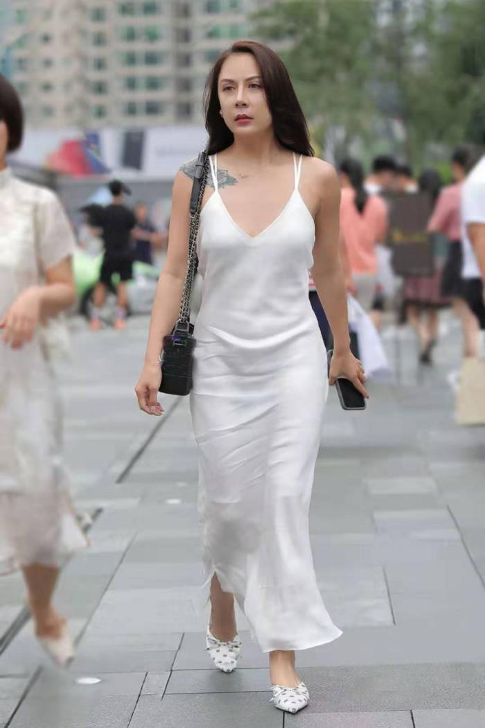 白裙子|时尚街拍:白裙子少妇,肩上还有一处刺青新颖迷人
