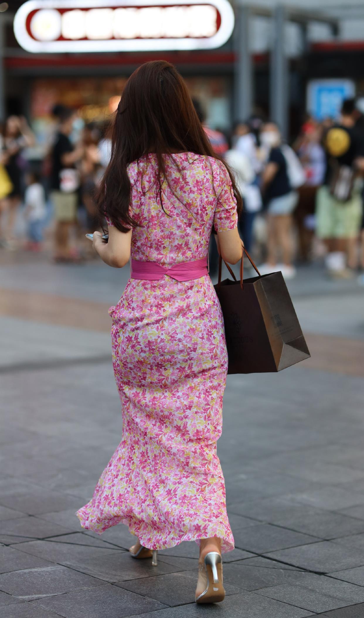 小蛮腰 印花连衣裙搭配高跟凉拖鞋,三十岁女人这样穿,显身材又有气质