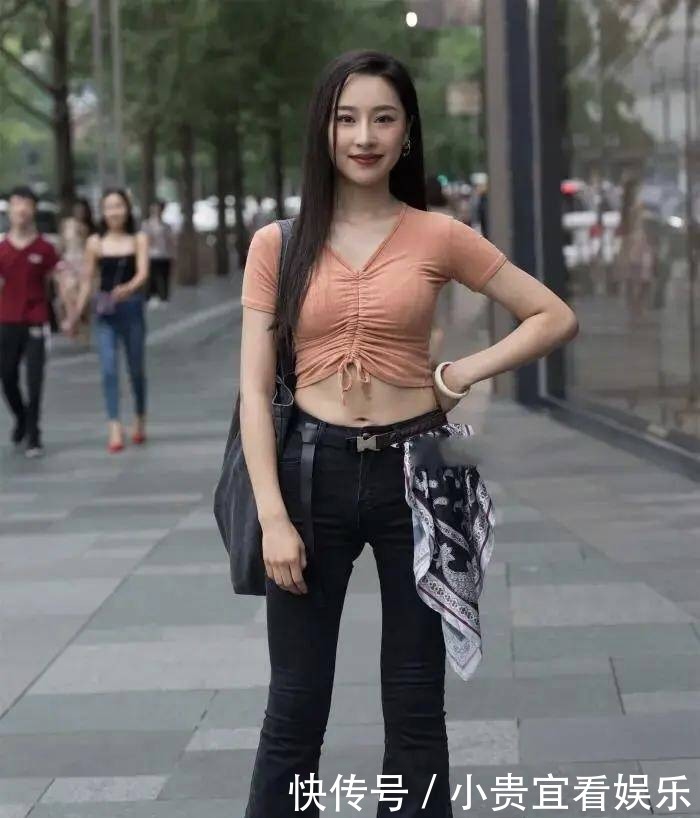 风韵|小姐姐简约时尚的穿搭,不仅彰显了成熟的风韵,还非常减龄
