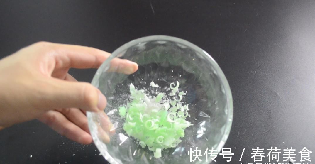 每次洗衣服时倒一点它, 衣服不管有多脏, 洗完后跟新的一样干净