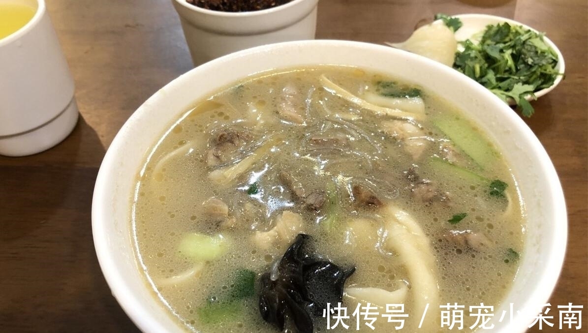 岳云鹏晒午餐,大热天饺子还是主角,一桌高碳水难怪长得壮实