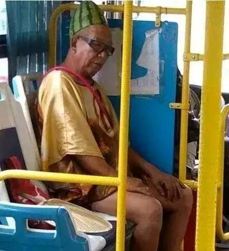 |搞笑图片幽默段子笑话大爷你这身打扮可真清凉啊,很有意思哦