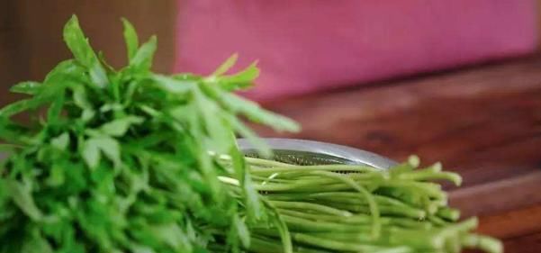 用处|它常生长于河滩边,清香扑鼻用处广泛,市场价数十元一斤还难买到