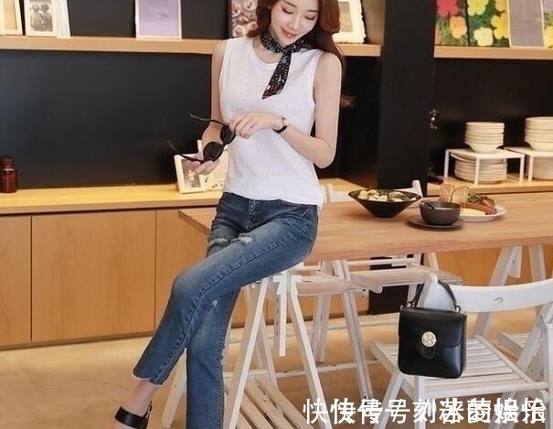 紧身牛仔裤 身材紧致的牛仔裤美女,充满青春活力,气场十足