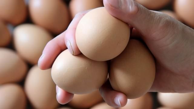 保存鸡蛋放冰箱是不对的，分享2个方法，3个月照样新鲜不变坏