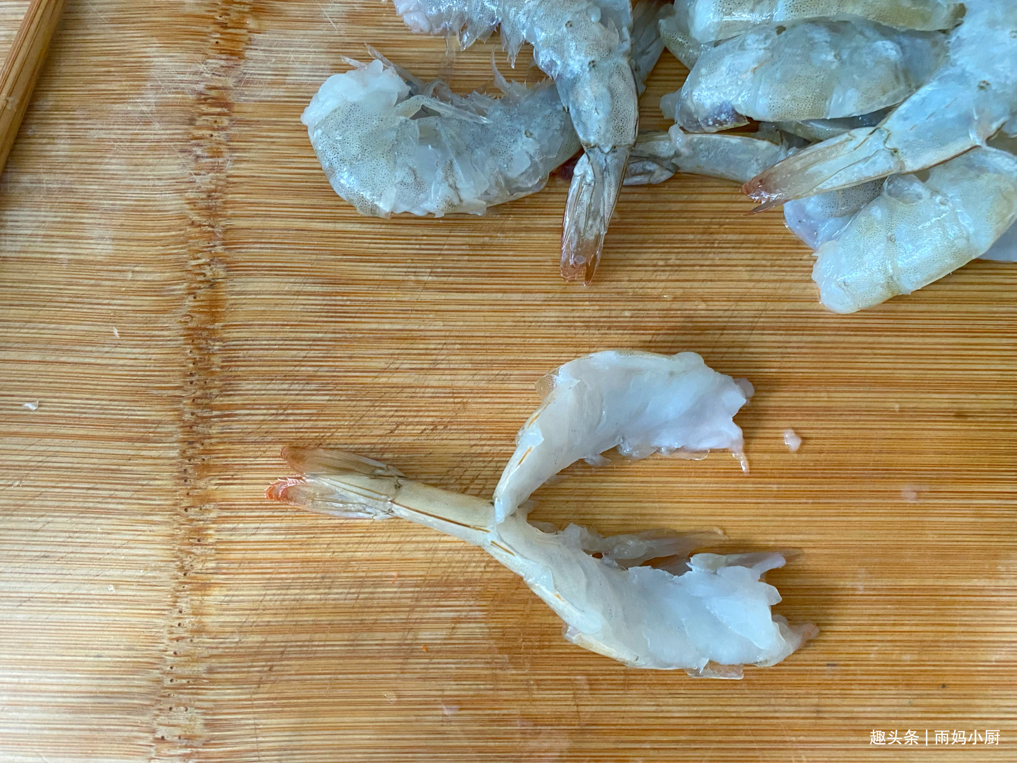 蒜蓉粉丝蒸虾，粉丝不要焯水记住1招，虾肉鲜嫩粉丝入味又好