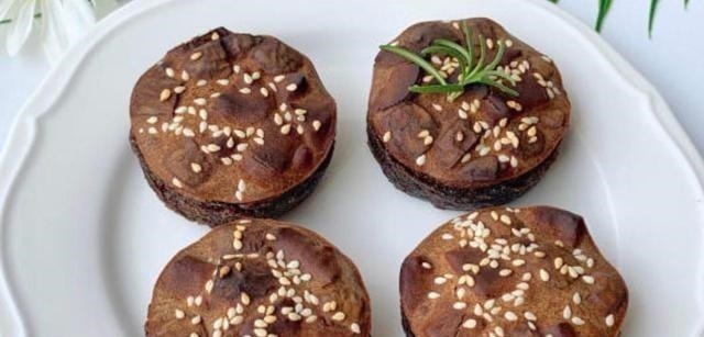 一道自制的红糖糯米糕，软糯香甜，甜点制作可没你们想的那么复杂！