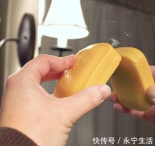 洗完澡镜子总是雾雾的怎么办？教你一招，超实用！