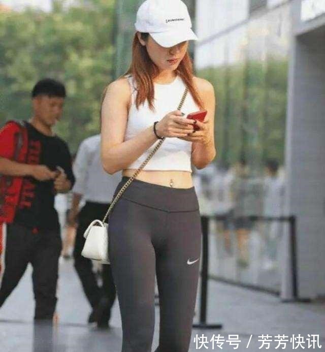 搭配 黑色打底裤搭配白色上衣,很有穿搭感的穿搭,非常有气质!