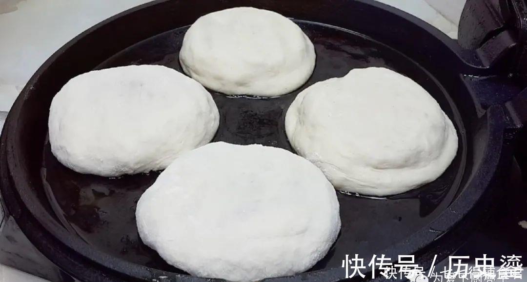 红薯馅饼|红薯别只会烤着吃了,锅里蒸一蒸,个个松软香甜,想吃都买不到