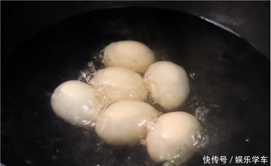 煮鸡蛋不要只用清水,多加这一步,蛋壳一碰就掉,蛋黄鲜嫩营养好!