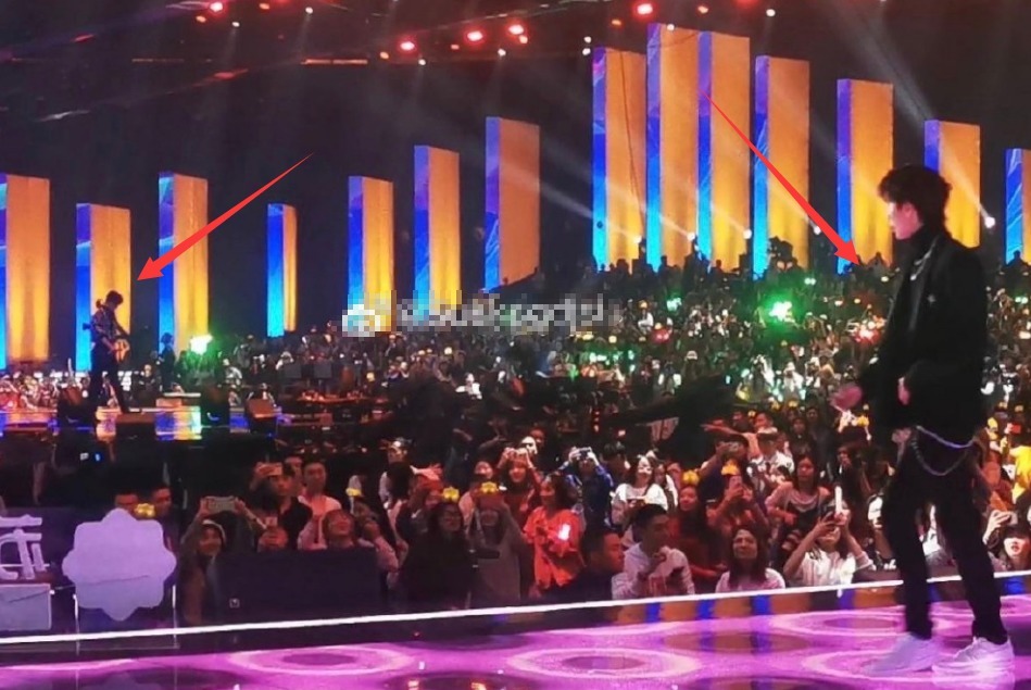 王一博犯路痴原地转圈无奈摊手太可爱,意外与肖战同台成亮点