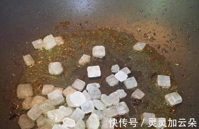 “糖醋排骨”的家常传统做法，味道比饭店的还香，好吃还不油腻！