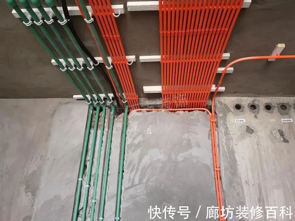 开槽|装修电线为什么必须穿管埋墙？遇到无法开槽的天花板又该怎么办？