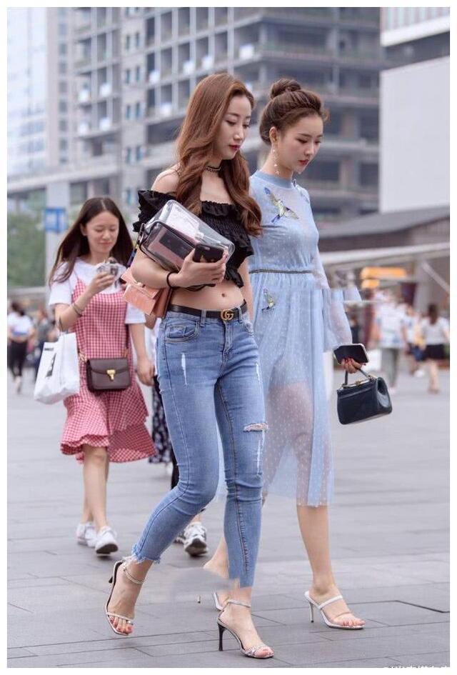 高跟鞋|街拍:高跟鞋突出了优雅的气质与美感,搭配牛仔裤更显时尚