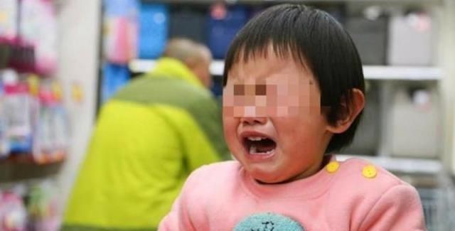 孩子|孩子逛超市口渴喝水,宝妈拿空瓶买单,结果被店员索赔10倍赔偿