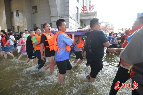 卫辉|直击武汉重生应急救援队卫辉救援，受助老人：看到你们，心里踏实多了