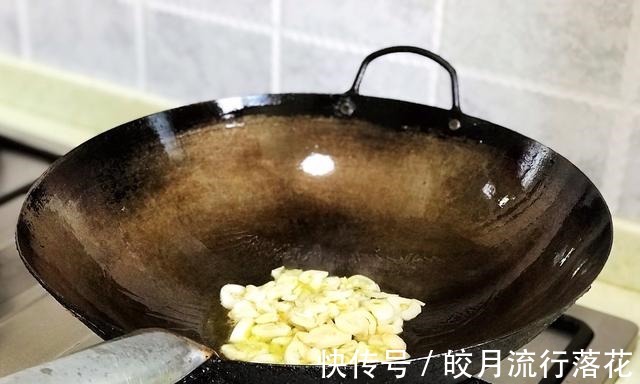 好吃|茄子别再做老一套了，学会这个茄子的做法，好吃还新鲜！