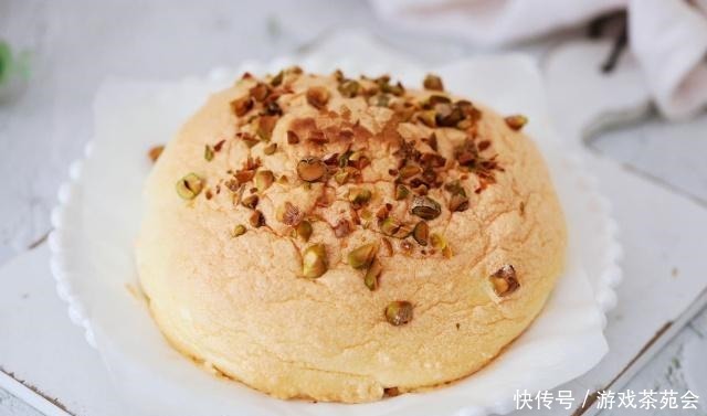 这个蛋糕不用面粉,只用蛋清就能做,入口即化,简单零失败!