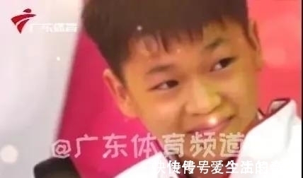全红婵|小同学向全红婵提问!红姐摆弄话筒调整音量,然后连说3个“啊”